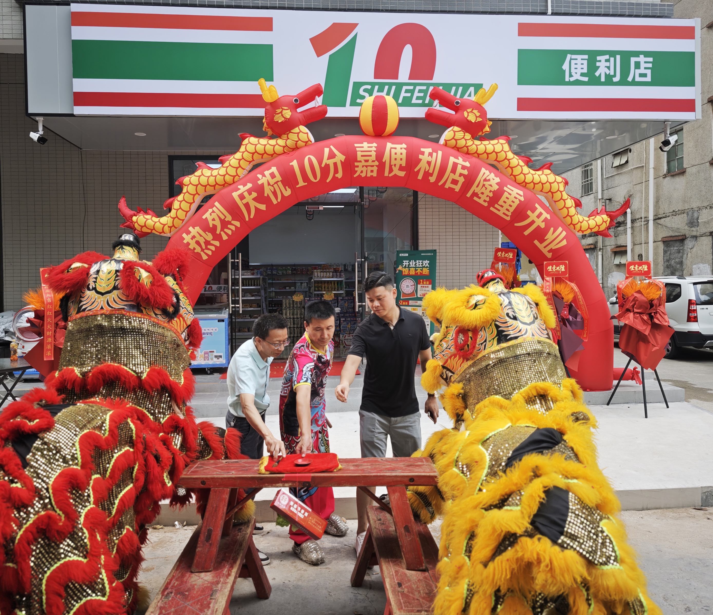 凌晨两点,城市褪去白日的喧嚣。写字楼零星亮着的灯,如同夜幕中倔强的星。推开十分嘉便利店的玻璃门,清脆的叮咚声划破寂静,24小时不灭的灯光瞬间包裹身心,这里成了无数夜归人的临时避风港。(图1) 凌晨两点,城市褪去白日的喧嚣。写字楼零星亮着的灯,如同夜幕中倔强的星。推开十分嘉便利店的玻璃门,清脆的叮咚声划破寂静,24小时不灭的灯光瞬间包裹身心,这里成了无数夜归人的临时避风港。(图1)